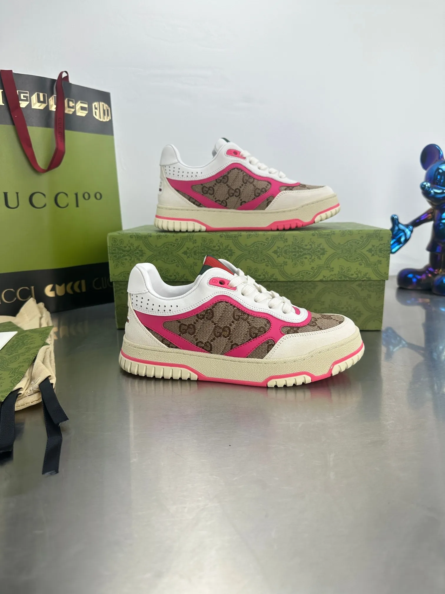 👟👟Ex-factory price 600👟👟 Gucci's latest hot-selling series of high and low-cut distressed couple's sneakers are shipped. The original version is purchased, developed and manufactured. This high-low top sneaker adopts a basketball-style silhouette design, cleverly integrated with hollow panels and distressed effects, showing its unique ingenuity. The ingenuity incorporates brand logo details such as interlocking Double G styling accessories and Gucci lettering, a low-key tribute to the brand's design heritage. Exquisite packaging at the delivery counter 🛍📦 ▪️ Fabric: Original customized imported first-layer cowhide ▪️ Inner lining: Imported first-layer cowhide ▪️ Sole: Original molded TPU sole ▪️ Sole thickness: 3cm ▪️ Size: 35-46 (Male 38 46 customized)